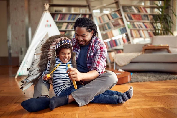 Glad Far Och Son Kul Samtidigt Som Gör Såpbubblor Avslappnad — Stockfoto