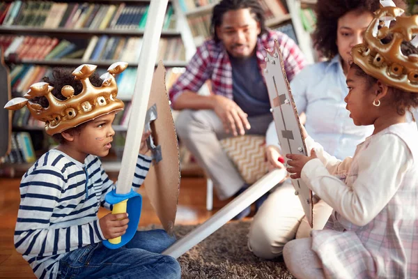 Barnen Sitter Golvet Lekfull Atmosfär Hemma Och Leker Med Svärd — Stockfoto