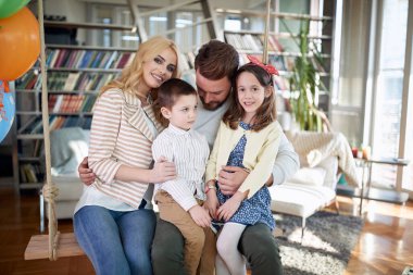 Çocuklar, aileleriyle birlikte salıncakta oturup fotoğraf çektirmeyi severler. Aile, boş zaman, birlikte.