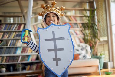 Mutlu Afro-Amerikalı çocuk evde oyuncaklarla oynuyor.