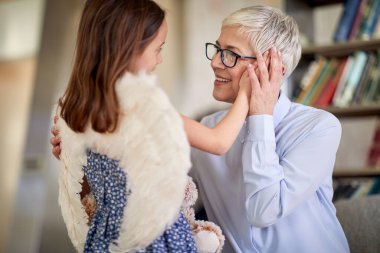 Bir büyükanne ve küçük torunu evde bir aile ortamında birlikte vakit geçirirken sevgilerini ifade ediyorlar. Aile, ev, aşk, oyun zamanı