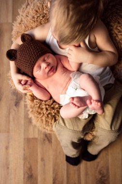 Küçük çocuk ve yeni doğan kardeşi