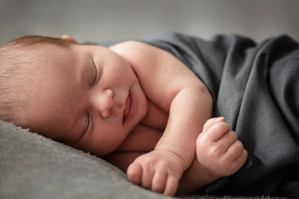 Yeni Doğmuş Bebek Huzur Içinde Uyuyor — Stok fotoğraf