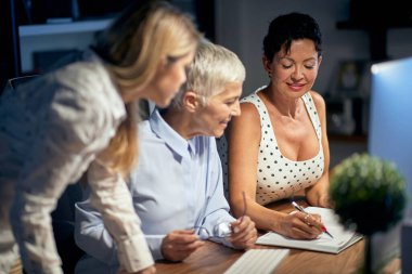 Ofiste birlikte çalışan bir grup başarılı iş kadını.