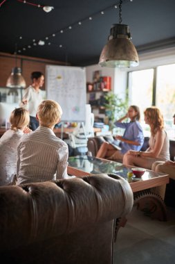 Çeşitli yaş grubundan bayan meslektaşlar ofiste bir araya geldi.