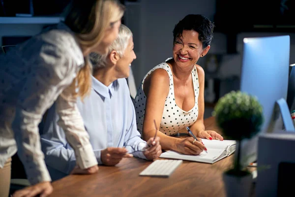 Ledande Affärskvinna Trivs Med Att Arbeta Med Sina Kvinnliga Kollegor — Stockfoto