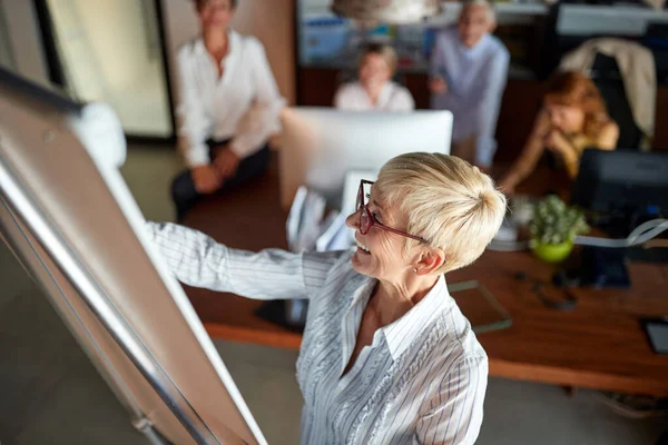 Eine Seniorchefin Genießt Ein Meeting Angenehmer Atmosphäre Mit Ihren Büromitarbeitern — Stockfoto