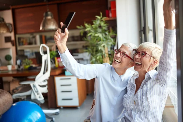 Glada Äldre Kvinnliga Kollegor Som Tar Selfie Samtidigt Som Har — Stockfoto