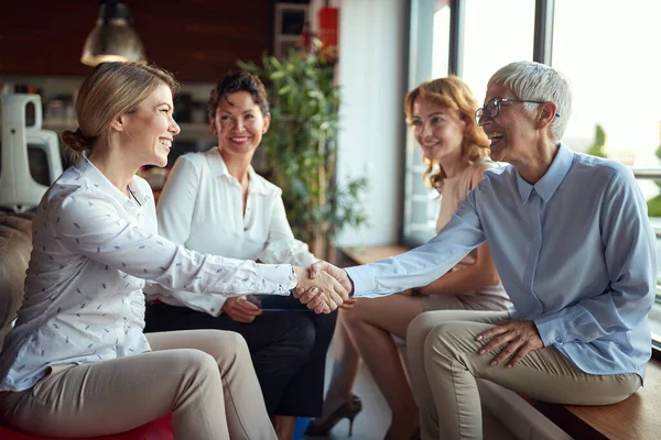 Grupo Personal Oficina Femenino Alto Nivel Conociendo Nueva Colega Joven — Foto de Stock