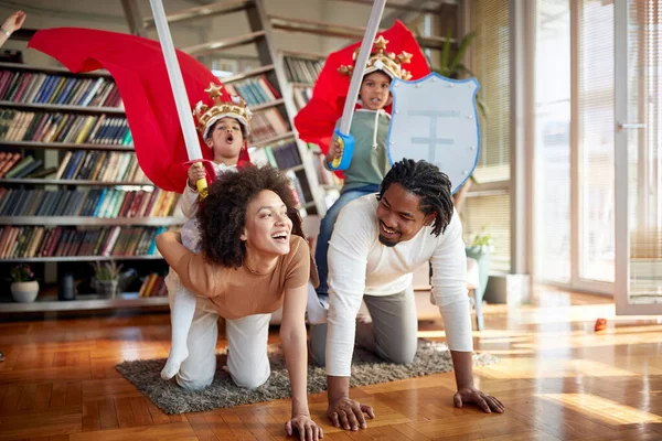 Família Afro Americana Alegre Brincando Juntos Casa — Fotografia de Stock