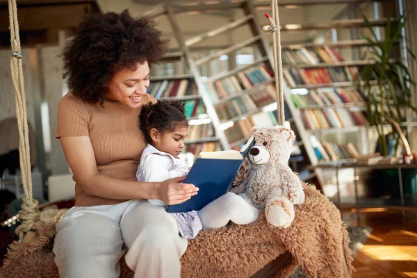 Glückliche Afroamerikanische Mutter Liest Ihrer Tochter Gute Nacht Geschichte Vor — Stockfoto