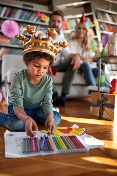 Gelukkig Kaukasisch Paar Met Geadopteerd Afro Amerikaans Kind Vieren Verjaardag — Stockfoto