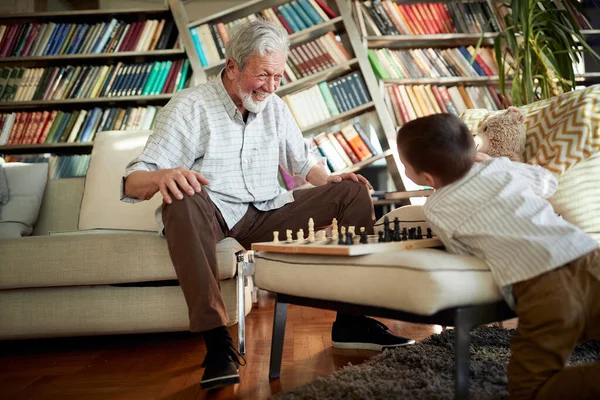 Ευτυχισμένος Παππούς Και Εγγονός Παίζουν Σκάκι Μαζί Στο Σπίτι — Φωτογραφία Αρχείου