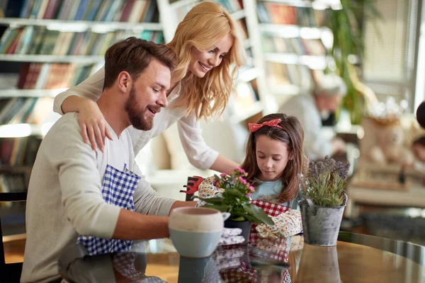 Felices Padres Caucásicos Plantando Junto Con Hija Casa — Foto de Stock