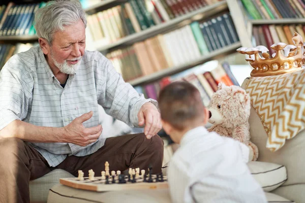 Opa Und Enkel Spielen Hause Gemeinsam Schach — Stockfoto