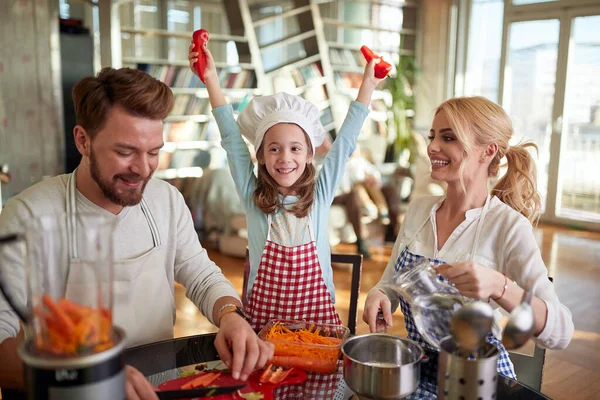 Casal Caucasiano Alegre Cozinhar Junto Com Sua Filha Casa — Fotografia de Stock