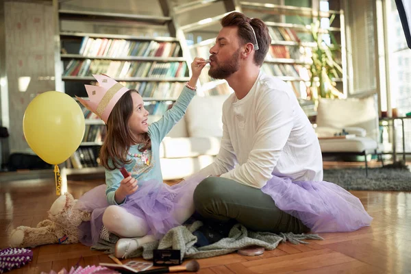 Aufgeregter Vater Und Tochter Spielen Gemeinsam Wohnzimmer — Stockfoto