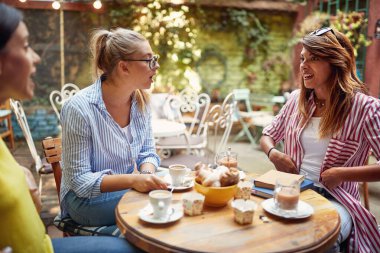 Bir grup kız öğrenci, güzel bir günde bir bar bahçesinde içki içerken bayan arkadaşlarının hikayesine şaşırırlar. Boş zaman, bar, arkadaşlık, açık hava.