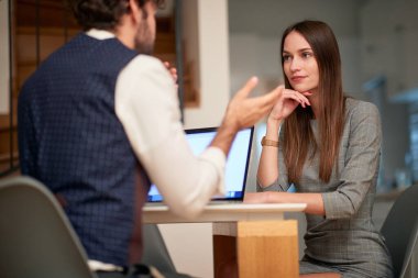 Kafkasyalı genç bir iş çifti toplantı yapıyor, evden çalışıyorlar..
