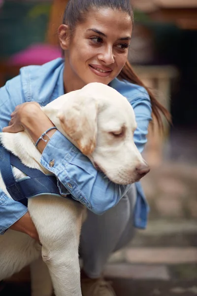 Une Jeune Belle Fille Dans Câlin Avec Son Chien Tout — Photo