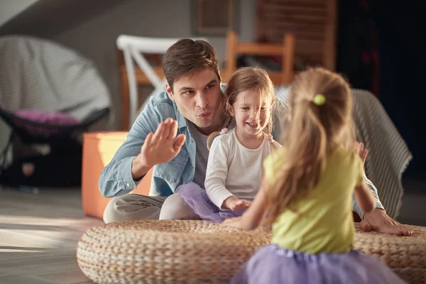 Jeune Papa Dans Une Ambiance Joyeuse Maison Apprenant Ses Filles — Photo