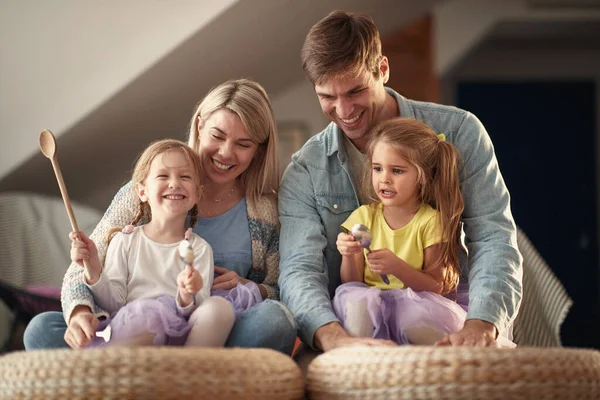 Una Joven Familia Feliz Disfrutando Batería Los Muebles Ambiente Alegre —  Fotos de Stock