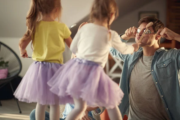 Uma Jovem Família Feliz Divertindo Enquanto Joga Uma Atmosfera Alegre — Fotografia de Stock