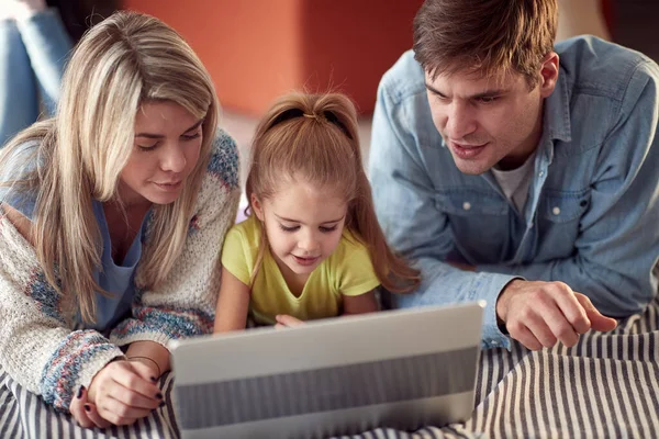 Mamá Papá Enseñando Hija Pequeña Ambiente Relajado Casa Cómo Usar — Foto de Stock