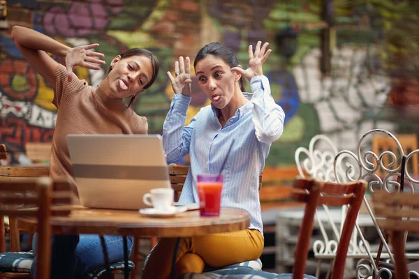 Zwei Studentinnen Machen Grimassen Während Sie Sich Einem Schönen Tag — Stockfoto