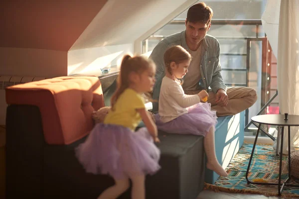 Papá Está Jugando Con Sus Hijas Pequeñas Ambiente Alegre Casa —  Fotos de Stock