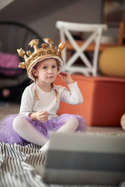 Little Girl Sitting Floor Posing Photo While Playing Relaxed Atmosphere — Stock Photo, Image