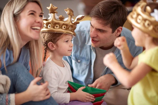 Familia Joven Pasando Rato Maravilloso Ambiente Alegre Casa Juntos Familia —  Fotos de Stock