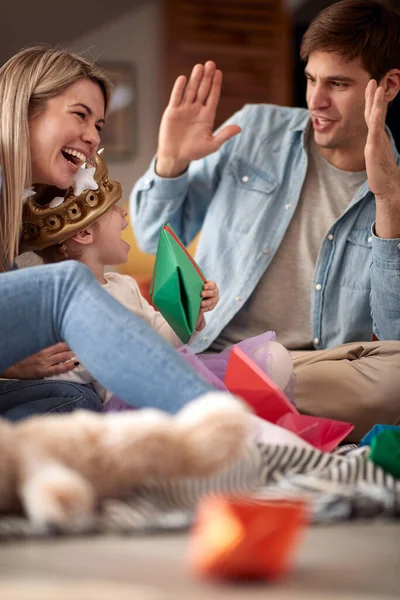 Mamma Och Pappa Har Roligt Hemma Medan Leker Med Sin — Stockfoto