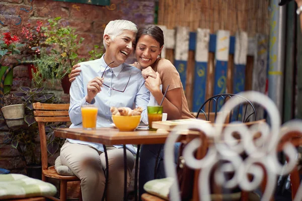 Dos Amigas Diferentes Generaciones Están Llenas Emociones Mientras Pasan Tiempo —  Fotos de Stock