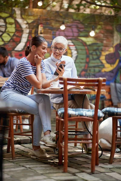 Una Mujer Mayor Joven Amiga Comentan Contenido Del Smartphone Que — Foto de Stock