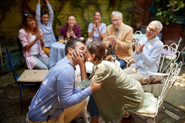 Grupo Amigos Diferentes Generaciones Felicitan Por Compromiso Sus Jóvenes Amigos —  Fotos de Stock