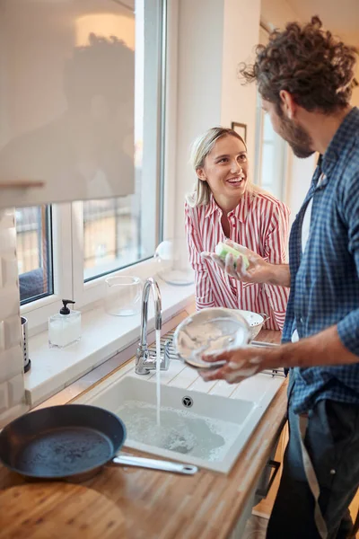 Junge Kaukasische Erwachsene Paar Spaß Beim Geschirrspülen — Stockfoto