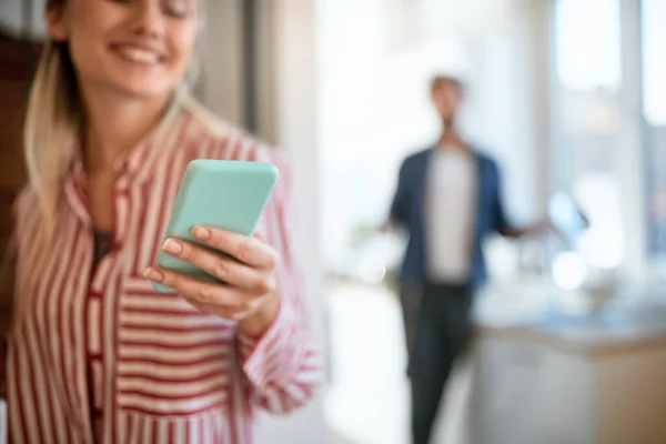 Vacker Ung Vuxen Blondin Håller Sin Mobiltelefon Fokus Med Suddig — Stockfoto