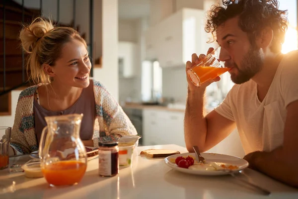 Joven Pareja Caucásica Desayunando Soleado Comedor Mirándose Sonriendo —  Fotos de Stock