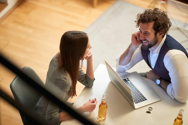 Vista Superior Joven Pareja Caucásica Teniendo Una Reunión Negocios Casa — Foto de Stock