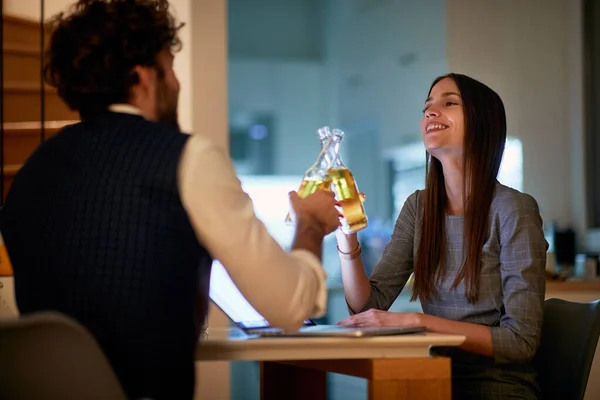 Uma Jovem Empresária Sexy Desfrutando Uma Bebida Com Belo Homem — Fotografia de Stock