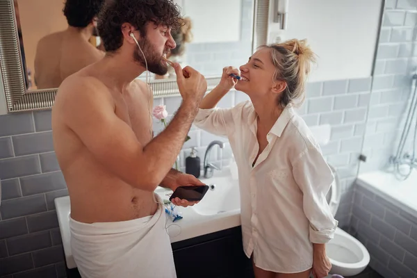 Genç Beyaz Çift Dişlerini Yıkarken Tuvalette Eğleniyor Yüz Yüze — Stok fotoğraf