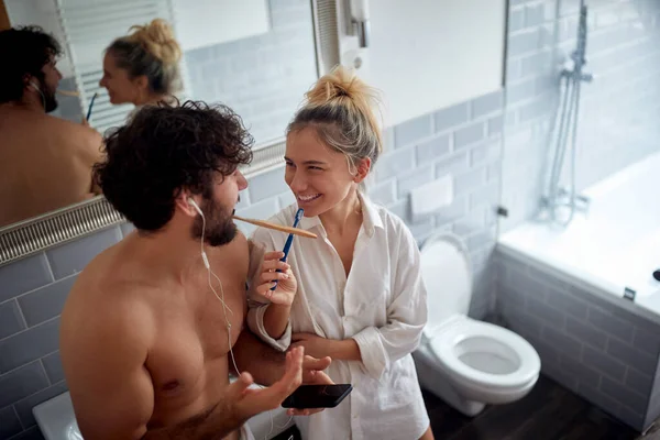 Young Adult Couple Brushing Teeth Together Looking Each Other Smiling — Stock Photo, Image