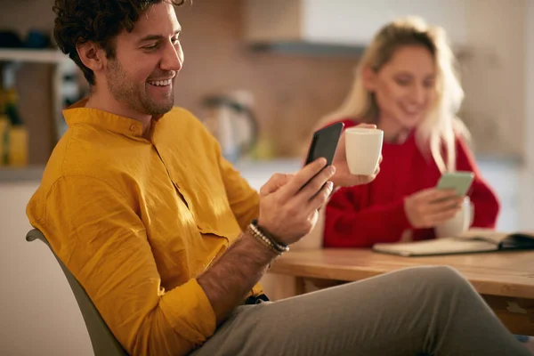 Jovem Casal Caucasiano Adulto Rindo Assistindo Seus Telefones Celulares Pela — Fotografia de Stock