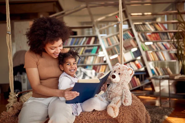 Eine Junge Mutter Liest Ihrer Kleinen Tochter Gern Ein Buch — Stockfoto