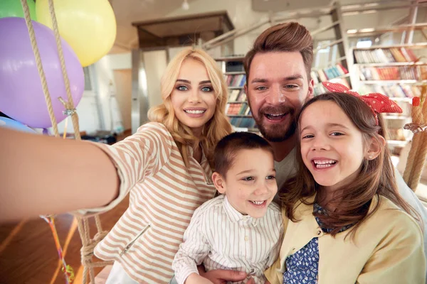 Una Familia Feliz Divirtiéndose Mientras Toman Selfie Ambiente Alegre Casa —  Fotos de Stock