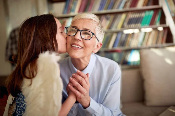 Oma Genießt Einen Kuss Und Die Liebe Ihrer Enkelin Während — Stockfoto