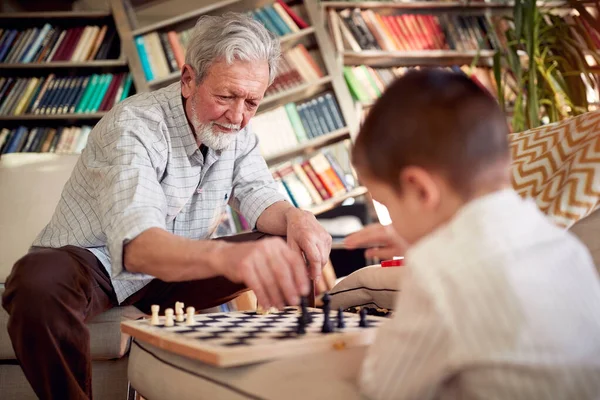 Abuelo Nieto Jugando Ajedrez Ambiente Familiar Casa Familia Juego Juntos — Foto de Stock