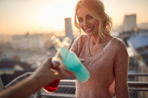 Una Giovane Bella Ragazza Rilassa Con Drink Con Compagnia Sulla — Foto Stock