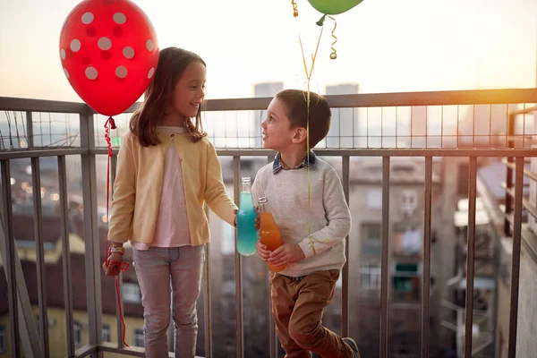 Liten Flicka Och Pojke Chattar Medan Leker Med Ballonger Och — Stockfoto